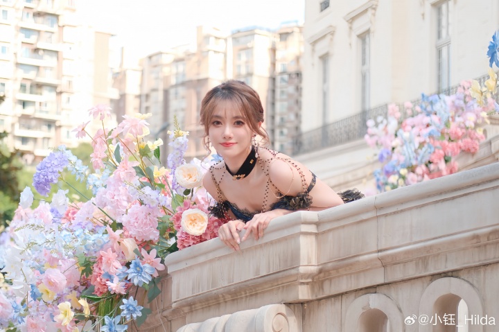 小钰晒美照：体验一把古堡公主，轻哥特风好像也很棒棒😻😻