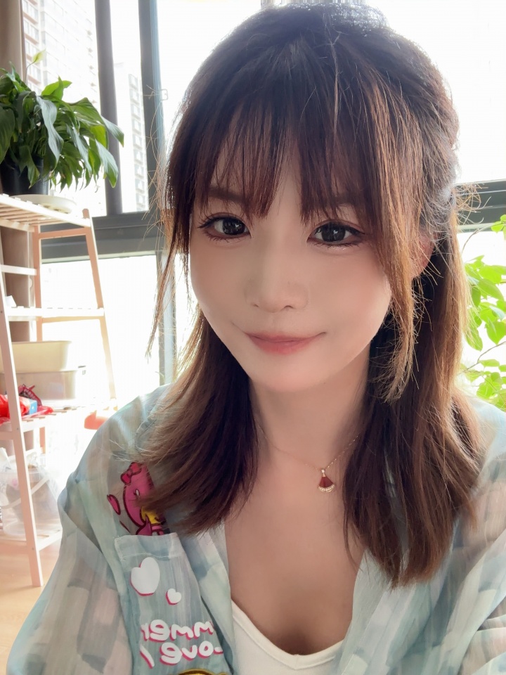 LPL女解说瞳夕晒出自拍：“糟糕 是🥰的感觉”
