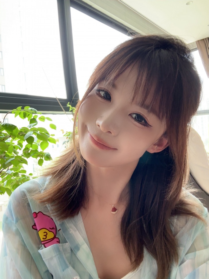 LPL女解说瞳夕晒出自拍：“糟糕 是🥰的感觉”