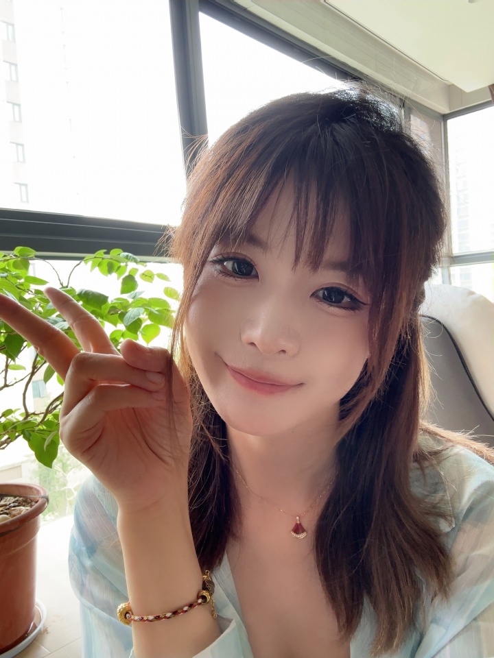 LPL女解说瞳夕晒出自拍：“糟糕 是🥰的感觉”
