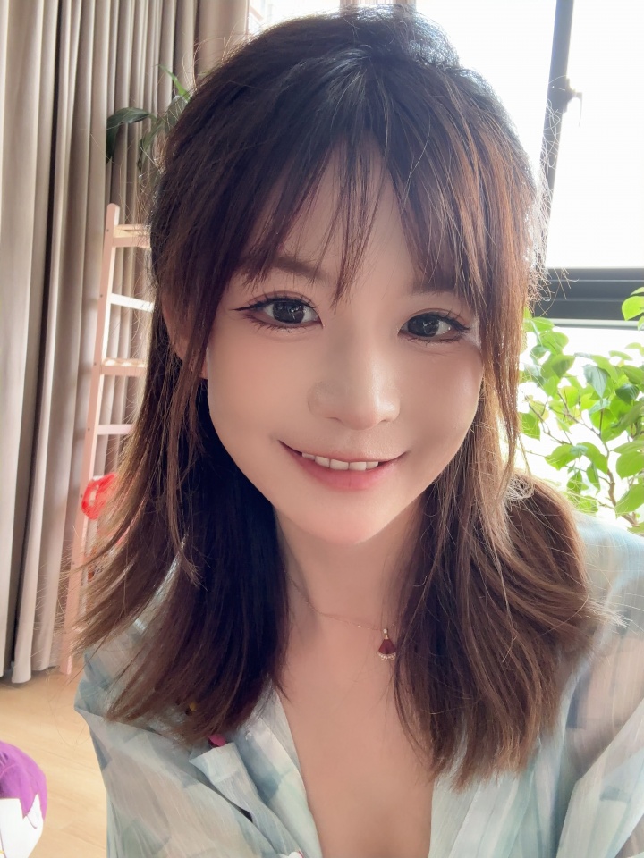 LPL女解说瞳夕晒出自拍：“糟糕 是🥰的感觉”
