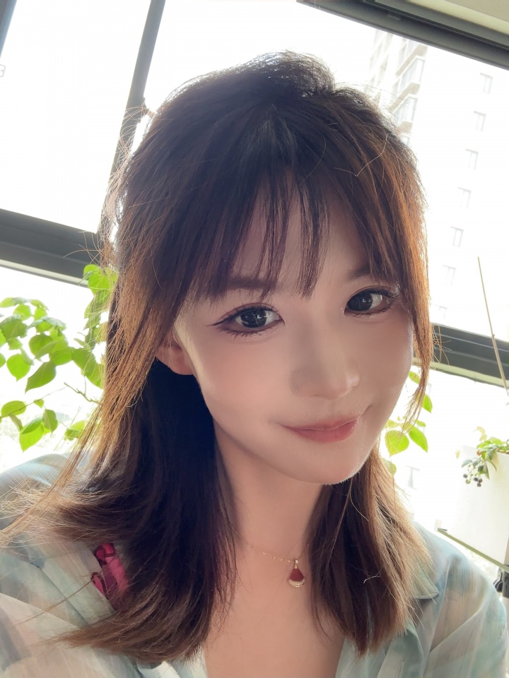 LPL女解说瞳夕晒出自拍：“糟糕 是🥰的感觉”