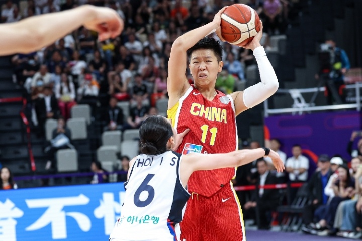 中国女篮大胜韩国赢得亚洲杯 女篮球员黄思静赛后接受采访