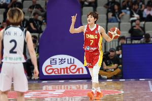 中国女篮大胜韩国，队长杨力维接受采访