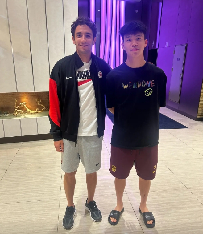 挥手打到王钰栋！宾纪文：赛后第一时间向他道歉，开心能和他对位