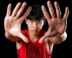 杨瀚森在NBA夏季联赛中表现出色