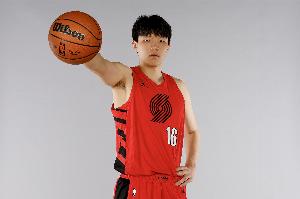 杨瀚森表现稳定 领导开拓者半场领先火箭