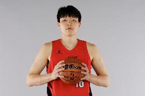 杨瀚森夏季联赛表现亮眼