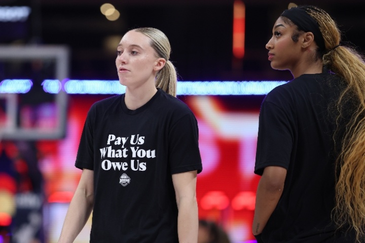 WNBA全明星赛前球员身着T恤抗议 工资分配存分歧