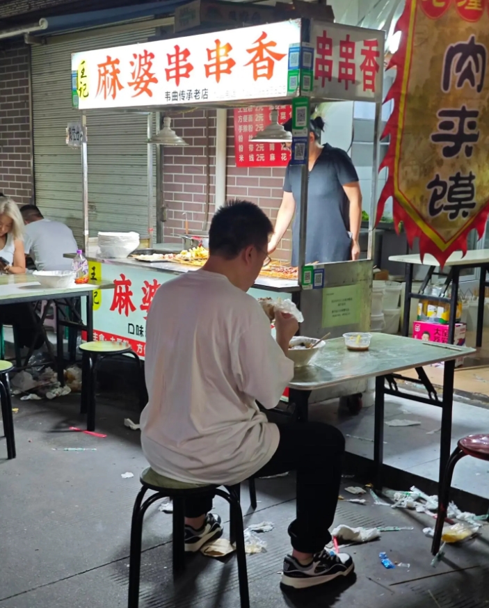接地气！网友在夜市街头偶遇独自吃串串香+肉夹馍的Xiaohu🐯