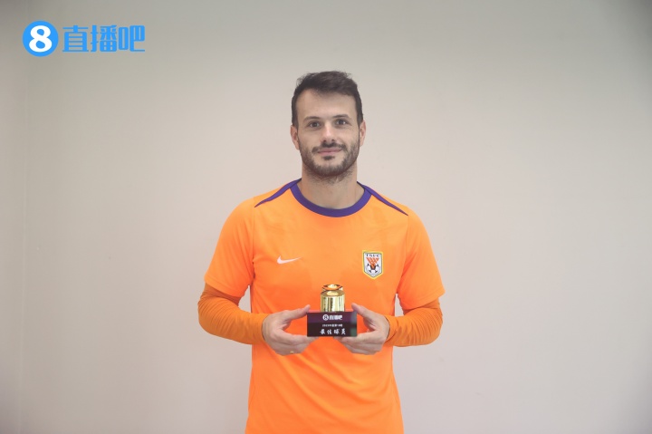 直播吧中超最佳|卡扎伊什维利领取奖杯看看他和小吧聊了什么