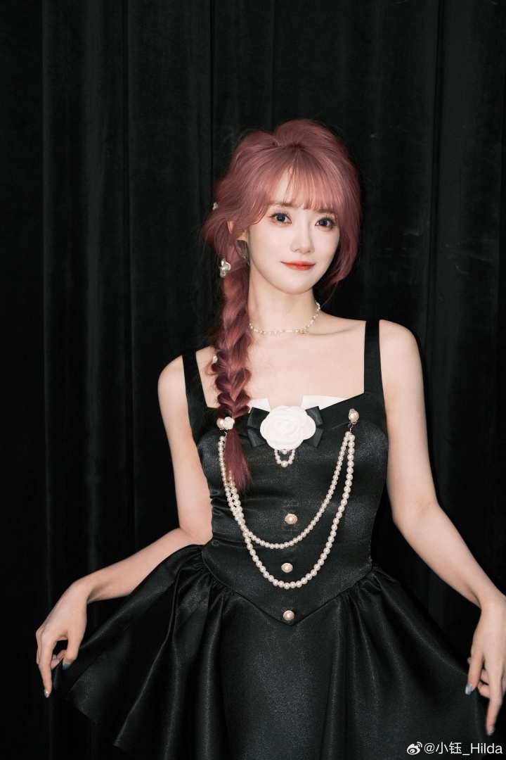 该羡慕谁你们说!主持小钰更博晒照:嘿~你那里也下雨了吗