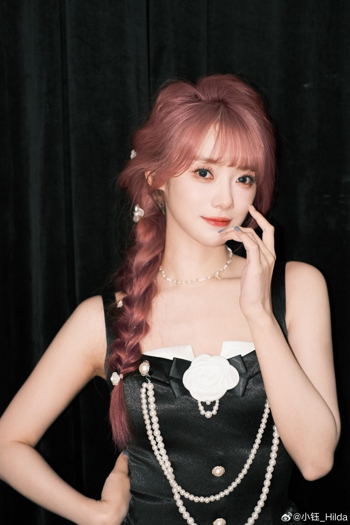 该羡慕谁你们说!主持小钰更博晒照:嘿~你那里也下雨了吗