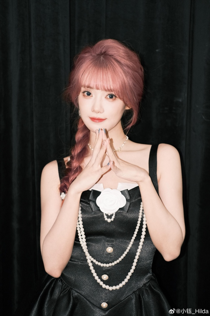 该羡慕谁你们说!主持小钰更博晒照:嘿~你那里也下雨了吗