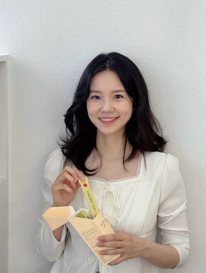 【巴塞罗那】曾经一笑成名！韩国美女主播昨日主持巴萨发布会，并与弗里克握手(图4)