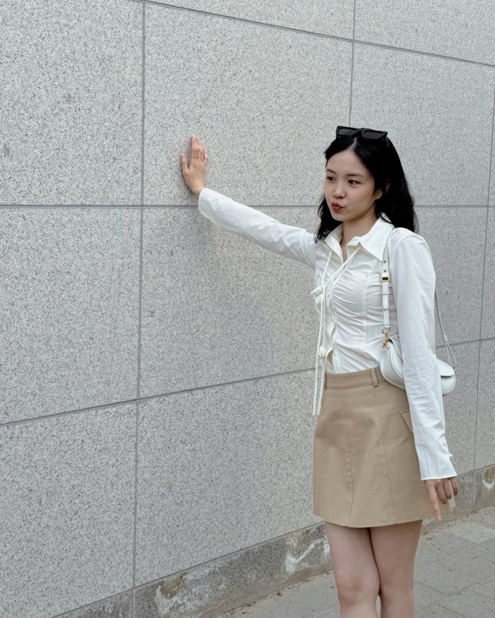 【巴塞罗那】曾经一笑成名！韩国美女主播昨日主持巴萨发布会，并与弗里克握手(图5)