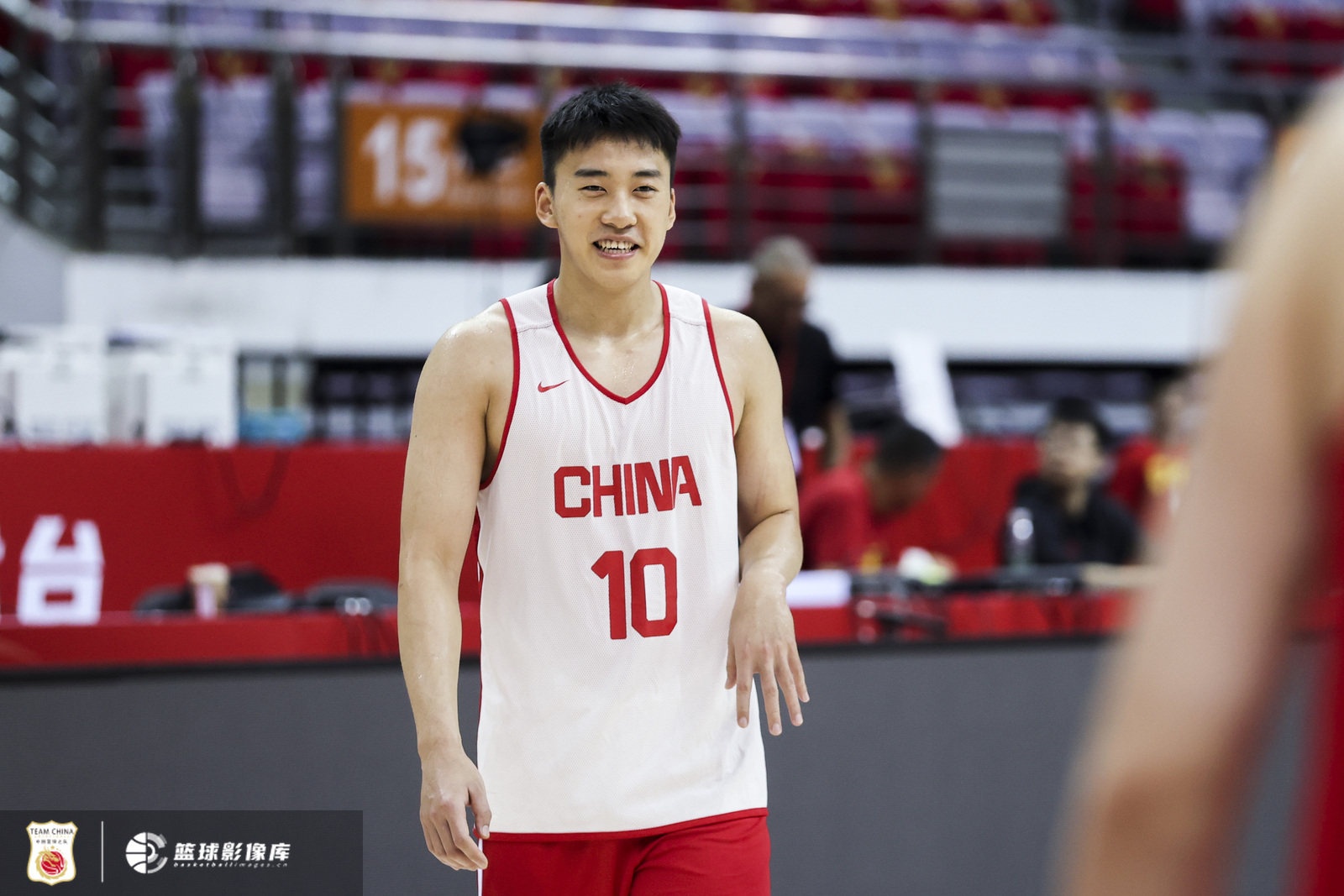 媒体人：中国队上半场表现还算不错 防守稍有松懈 王俊杰真是宝藏