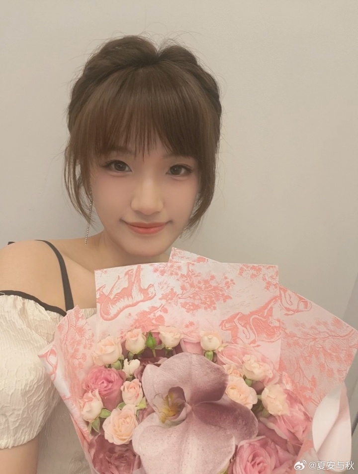 女主持人夏安晒照：谢谢米米的漂亮花儿！ 今天也是幸福安子嘿嘿