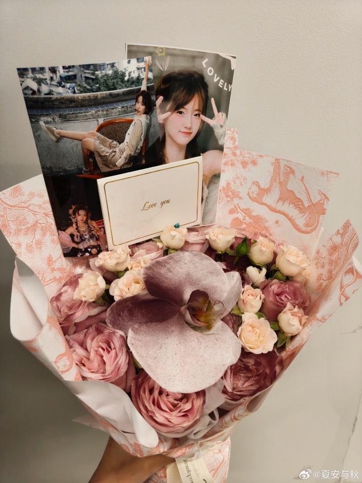 女主持人夏安晒照：谢谢米米的漂亮花儿！ 今天也是幸福安子嘿嘿