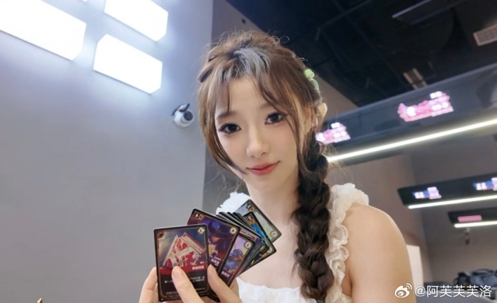 互动女主持人阿芙晒照：偶的符文战场初尝试～好玩爱玩下次还来！