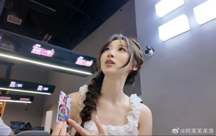 互动女主持人阿芙晒照：偶的符文战场初尝试～好玩爱玩下次还来！