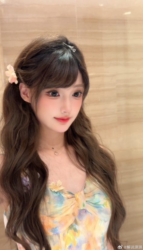 KPL解说琪琪晒照：今天是油画风 这套妆造肿么样呀～