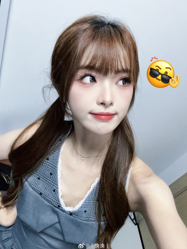 主持泱泱晒美照：再次恭喜tes！！是帅的呀！