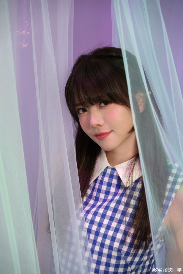 骆歆晒出LOL生日会照片：天知道我和美女coser们怎么贴贴的😚