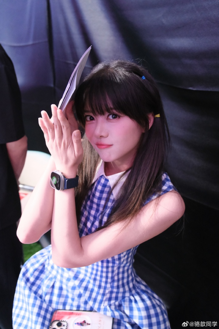 骆歆晒出LOL生日会照片：天知道我和美女coser们怎么贴贴的😚
