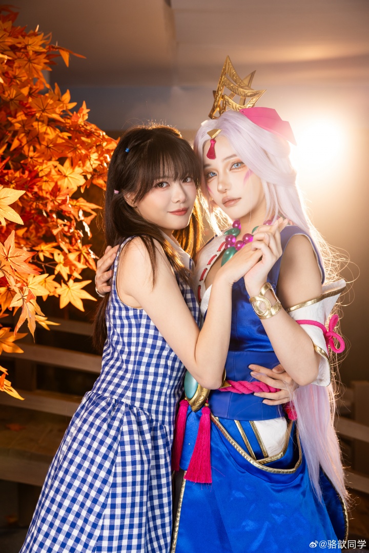 骆歆晒出LOL生日会照片：天知道我和美女coser们怎么贴贴的😚
