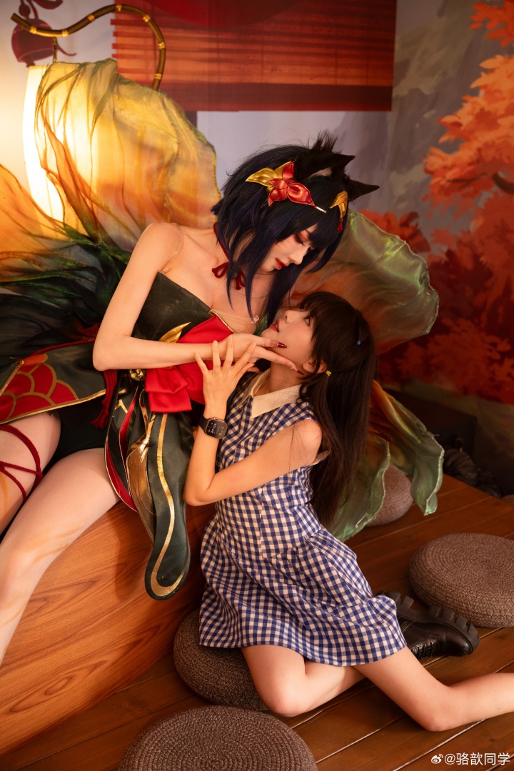骆歆晒出LOL生日会照片：天知道我和美女coser们怎么贴贴的😚