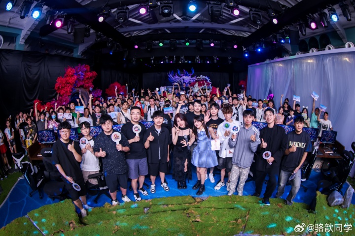 骆歆晒出LOL生日会照片：天知道我和美女coser们怎么贴贴的😚