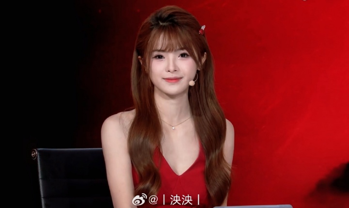 泱泱晒出工作照：穿中国红播中国队~一场大胜！稳稳的很安心💕