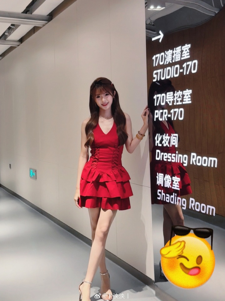 泱泱晒出工作照：穿中国红播中国队~一场大胜！稳稳的很安心💕