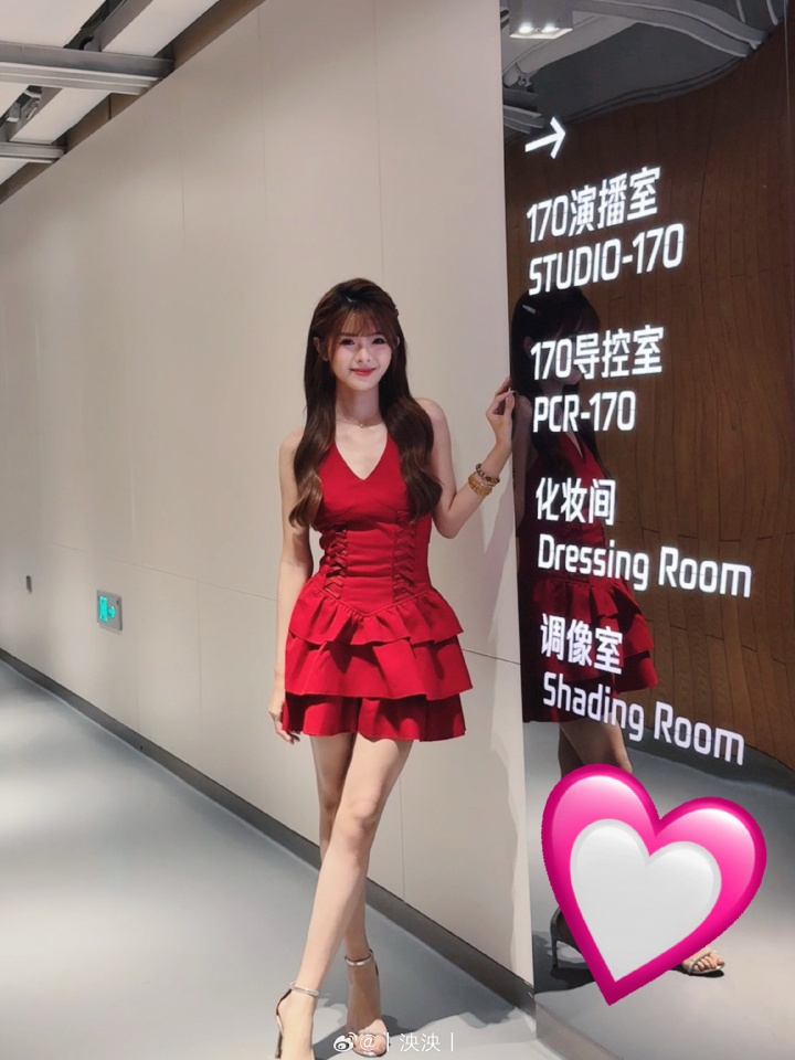 泱泱晒出工作照：穿中国红播中国队~一场大胜！稳稳的很安心💕