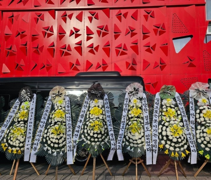 摆放花圈施压管理层的T1粉丝组织者发声："面对不公无需合适时机"