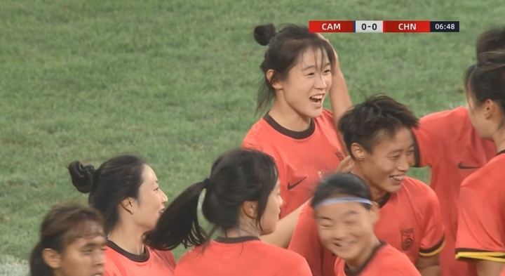 又是她！第7分钟，卢家玉头球破门，U20女足1-0领先柬埔寨女足