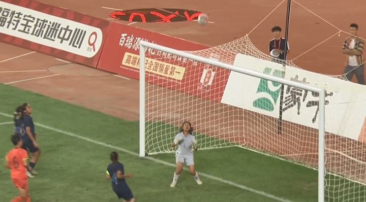 小罗附体！王爱芳超远任意球吊射破门，U20女足3-0领先柬埔寨女足