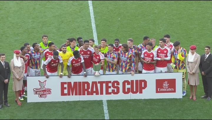 3-0完胜毕巴！赛后庆祝，队长厄德高手捧酋长杯奖杯