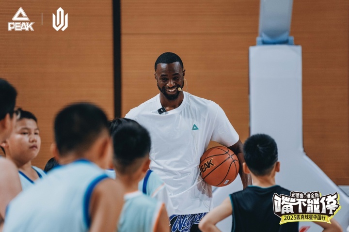 【你怎么看？】NBA状元变身“孩子王”，维金斯空降乌鲁木齐演绎快乐篮球(图3)