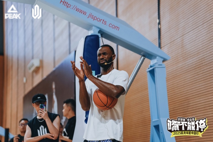 【你怎么看？】NBA状元变身“孩子王”，维金斯空降乌鲁木齐演绎快乐篮球(图5)