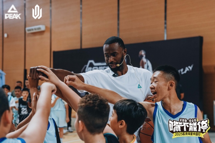 【你怎么看？】NBA状元变身“孩子王”，维金斯空降乌鲁木齐演绎快乐篮球(图6)
