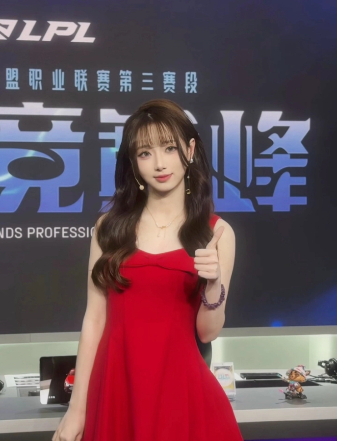 媚眼如丝！LPL主持阿芙晒工作照：第一次互动主持穿红裙