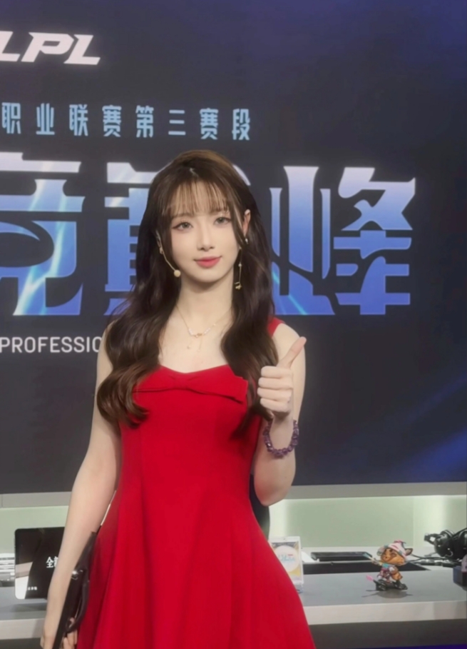 媚眼如丝！LPL主持阿芙晒工作照：第一次互动主持穿红裙