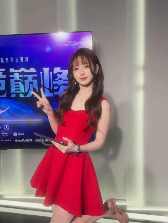 媚眼如丝！LPL主持阿芙晒工作照：第一次互动主持穿红裙