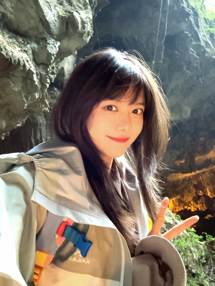 女主持人骆歆晒旅游照:今天去地底下挖矿了️⛏