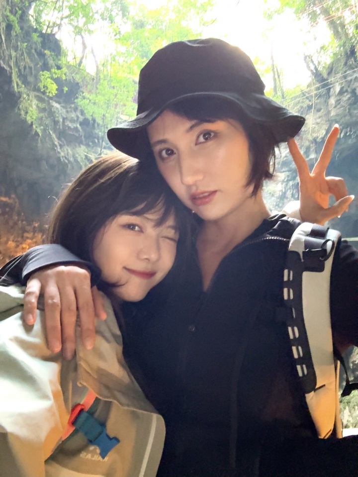 女主持人骆歆晒旅游照：今天去地底下挖矿了️⛏