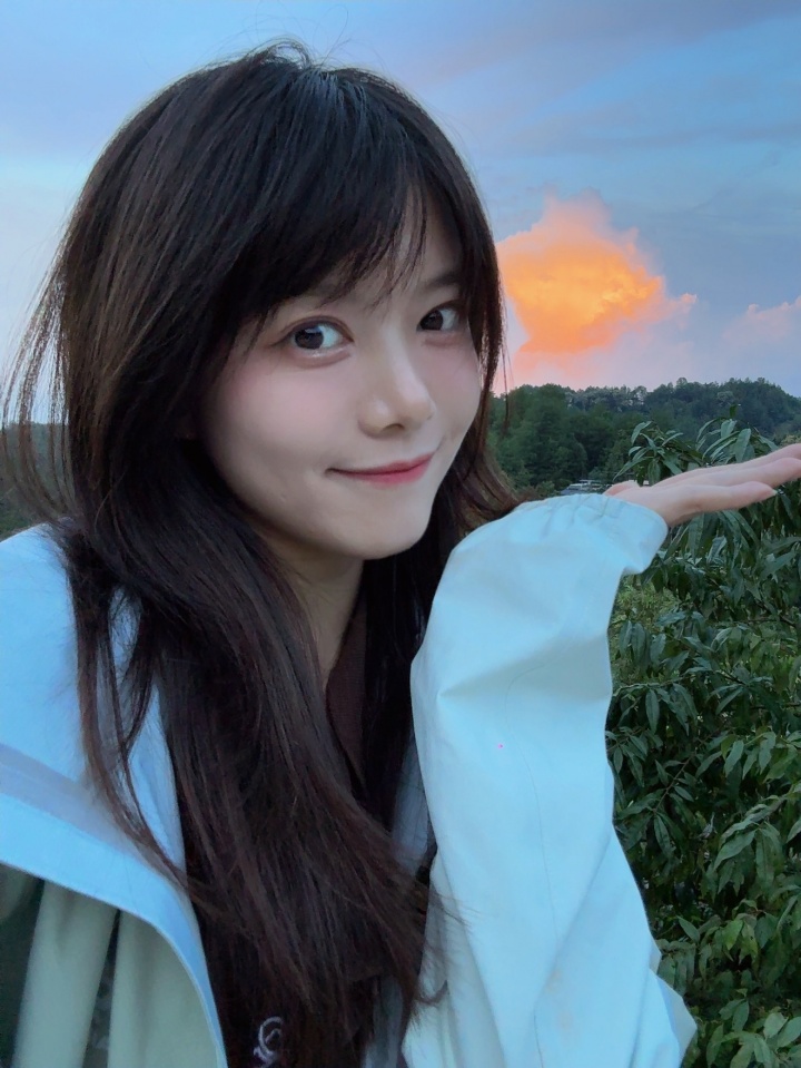 女主持人骆歆晒旅游照：今天去地底下挖矿了️⛏