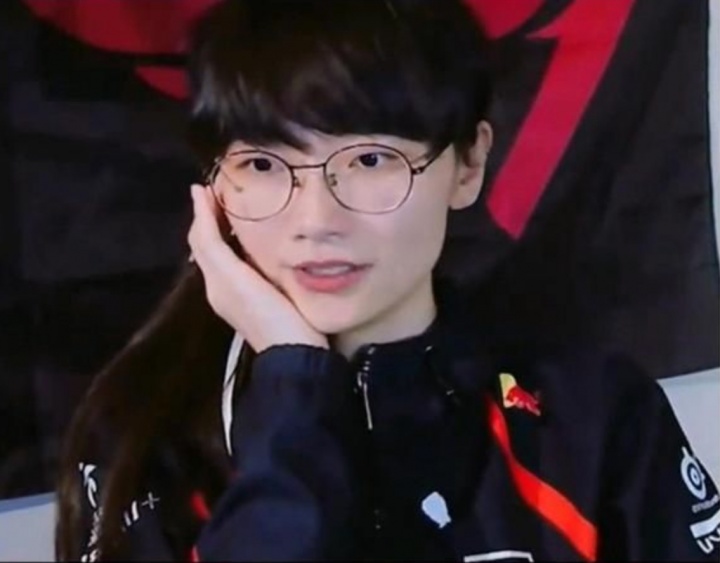 背后必有高人指点🤣抖音主播女版"Faker"横空出世