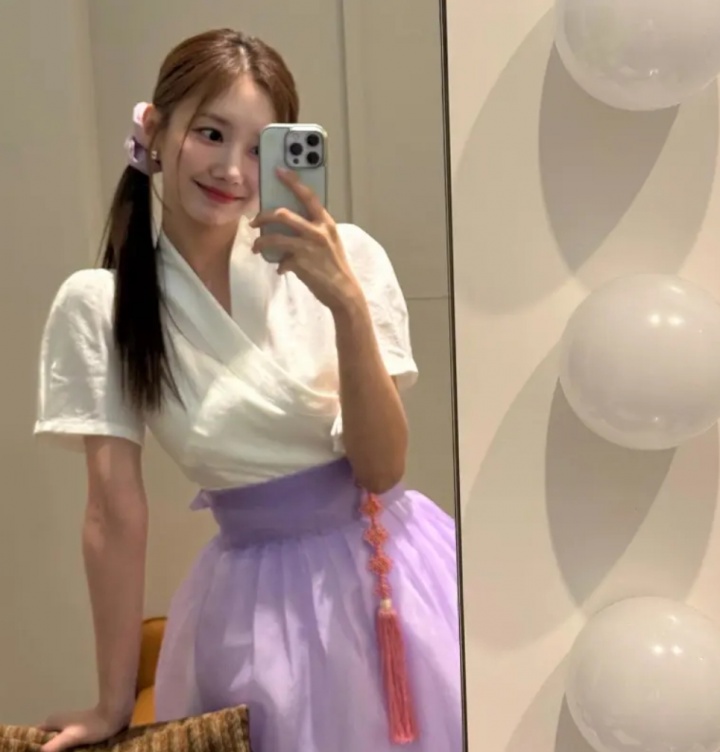 LCK主持尹秀彬晒照：在工作中相遇